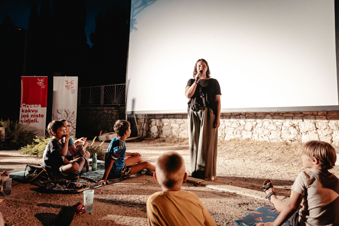 Otočna premijera 'Bumbarovog ljeta': Film sniman na Zlarinu oduševio publiku na plaži Vila