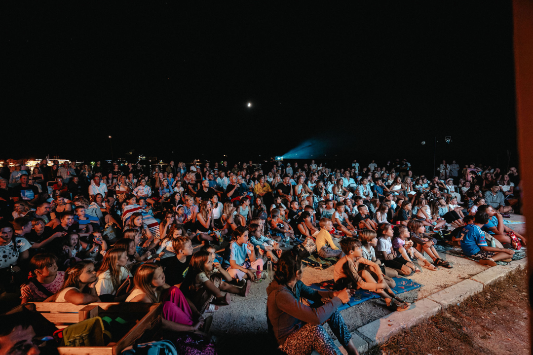 Otočna premijera 'Bumbarovog ljeta': Film sniman na Zlarinu oduševio publiku na plaži Vila