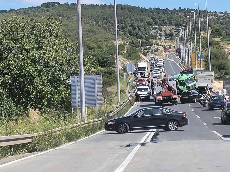 Na 'tri trake' sudar četiri vozila, sve hitne službe na terenu