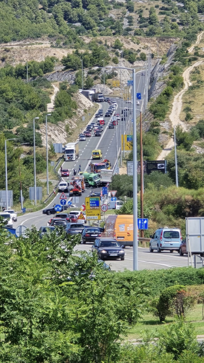 Na 'tri trake' sudar četiri vozila, sve hitne službe na terenu
