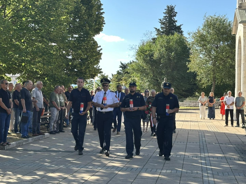 U Drnišu položeni vijenci i zapaljene svijeće