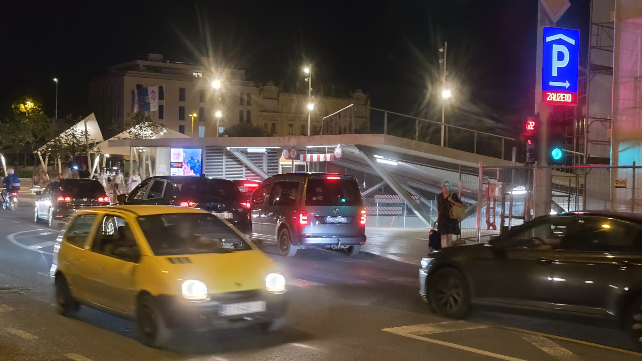Kaos na Poljani: Ulaz u garažu svakodnevno blokira promet u središtu Šibenika