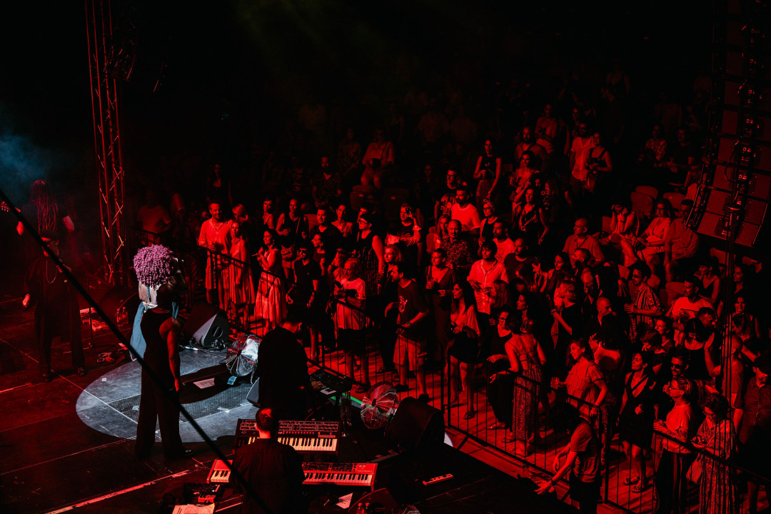 Kyoto Jazz Massive u proširenom sastavu oduševio publiku na tvrđavi sv. Mihovila  