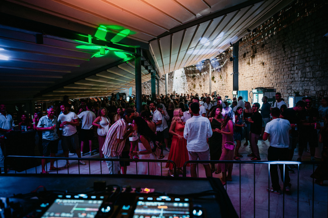 Kyoto Jazz Massive u proširenom sastavu oduševio publiku na tvrđavi sv. Mihovila  