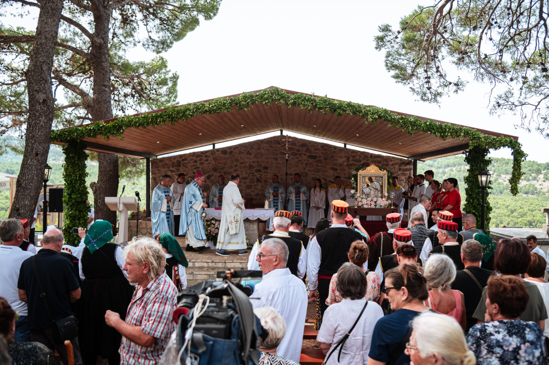 FOTO Blagdan Velike Gospe u Vrpolju: Brojni vjernici okupili su se jutros na svečanom misnom slavlju