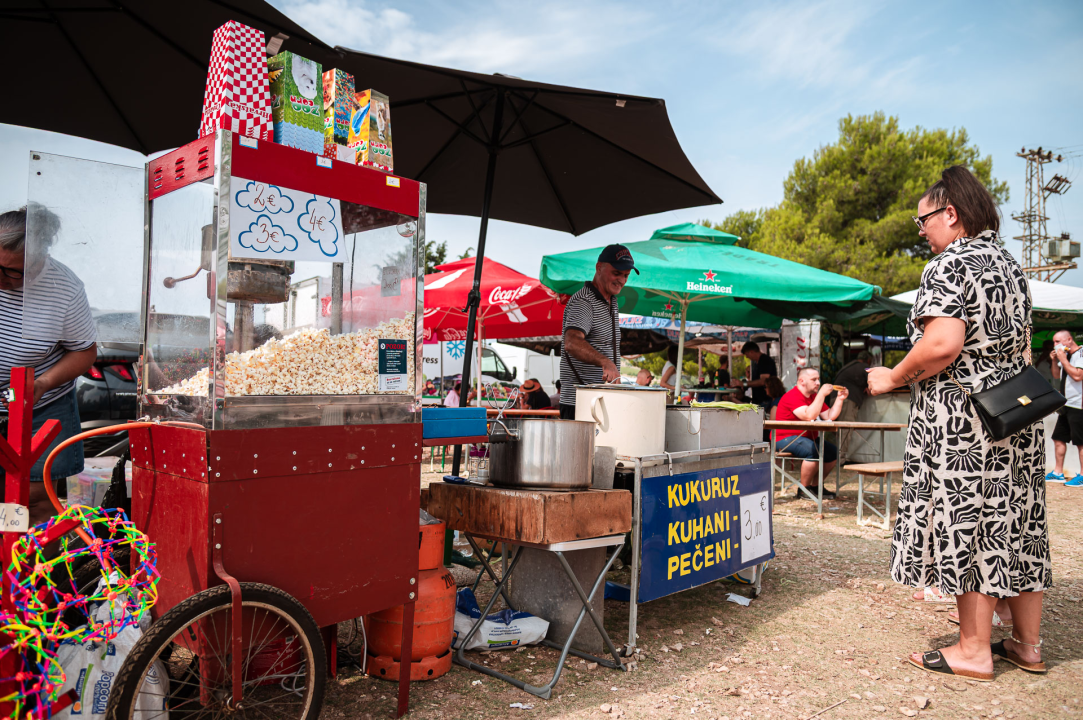 FOTO Blagdan Velike Gospe u Vrpolju: Brojni vjernici okupili su se jutros na svečanom misnom slavlju
