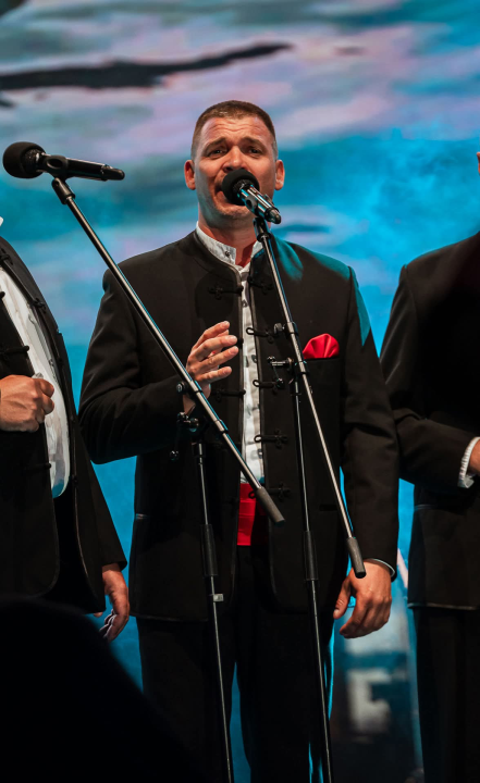 Publika u Šibeniku uživala u bezvremenskim pjesmama Vinka Coce na prvoj večeri Dalmatinske šansone