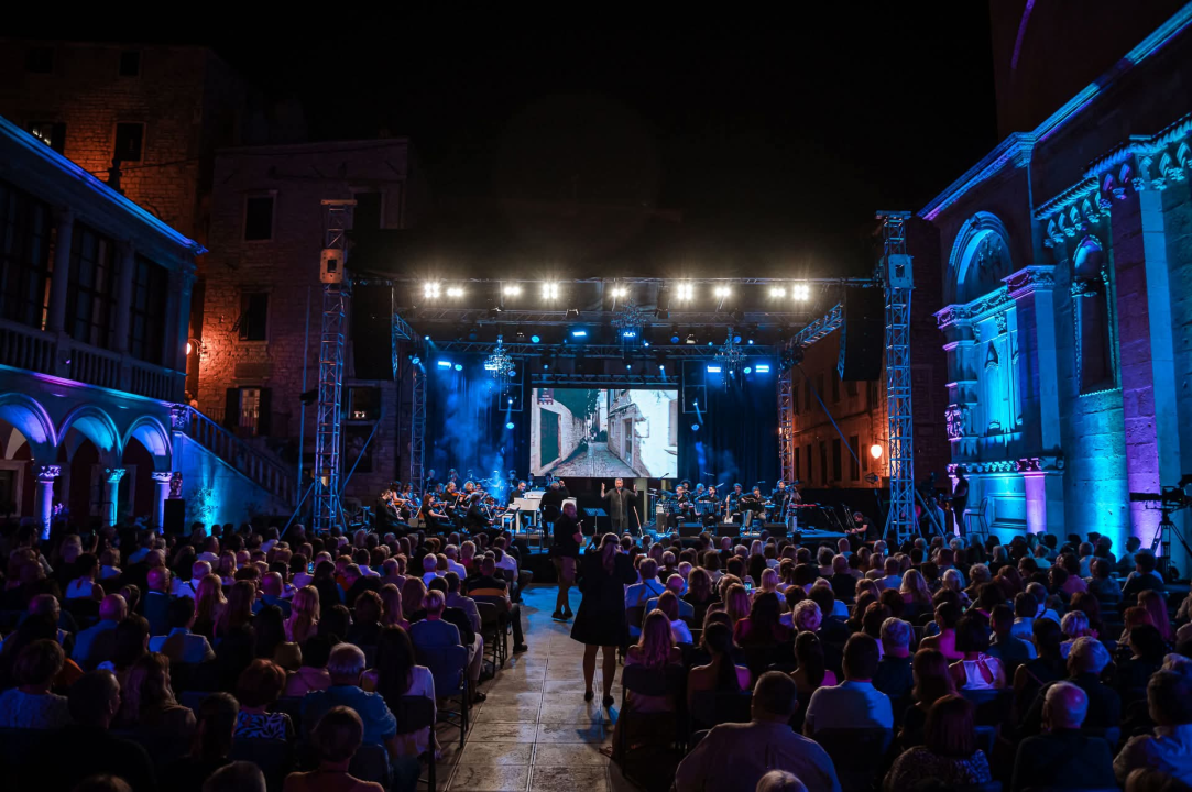 Publika u Šibeniku uživala u bezvremenskim pjesmama Vinka Coce na prvoj večeri Dalmatinske šansone