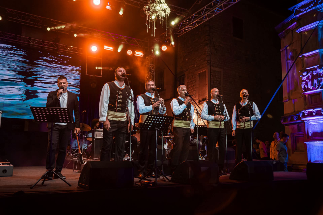 Publika u Šibeniku uživala u bezvremenskim pjesmama Vinka Coce na prvoj večeri Dalmatinske šansone