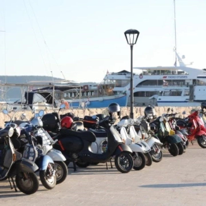 Osnovan vodički Vespa klub:  80 vespaša u defileu kroz Vodice, Srimu i Tribunj 