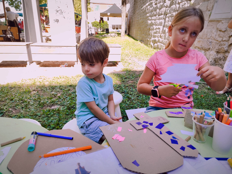 Mališani izrađivali mačeve i štitove ispred šibenskog Muzeja