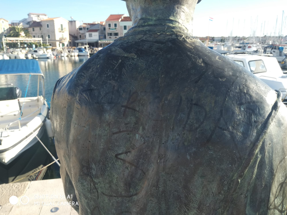 Sramotan čin vandalizma na spomeniku vodičkoj tradiciji