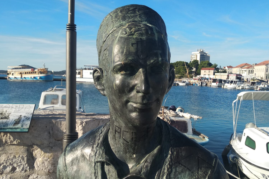 Sramotan čin vandalizma na spomeniku vodičkoj tradiciji