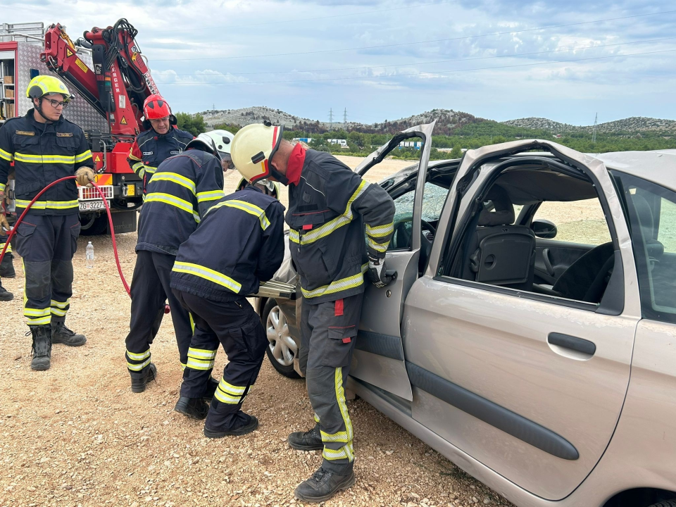 Članovi Vatrogasnih postrojbi iz županije usavršavali vještine spašavanja iz prometnih nesreća