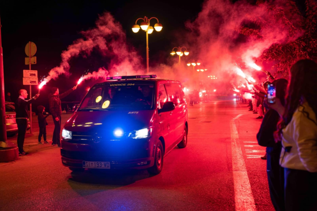 Robert stigao kući nakon uspješnog liječenja: Vodičani ga dočekali bakljadom i gromoglasnim pljeskom