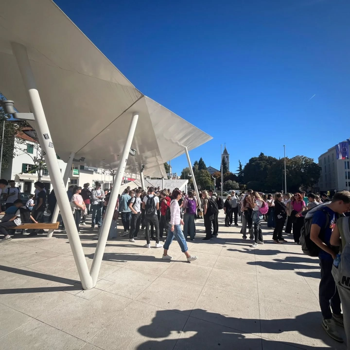 Učenici i nastavnici Gimnazije Antuna Vrančića obilježili Međunarodni dan pješačenja