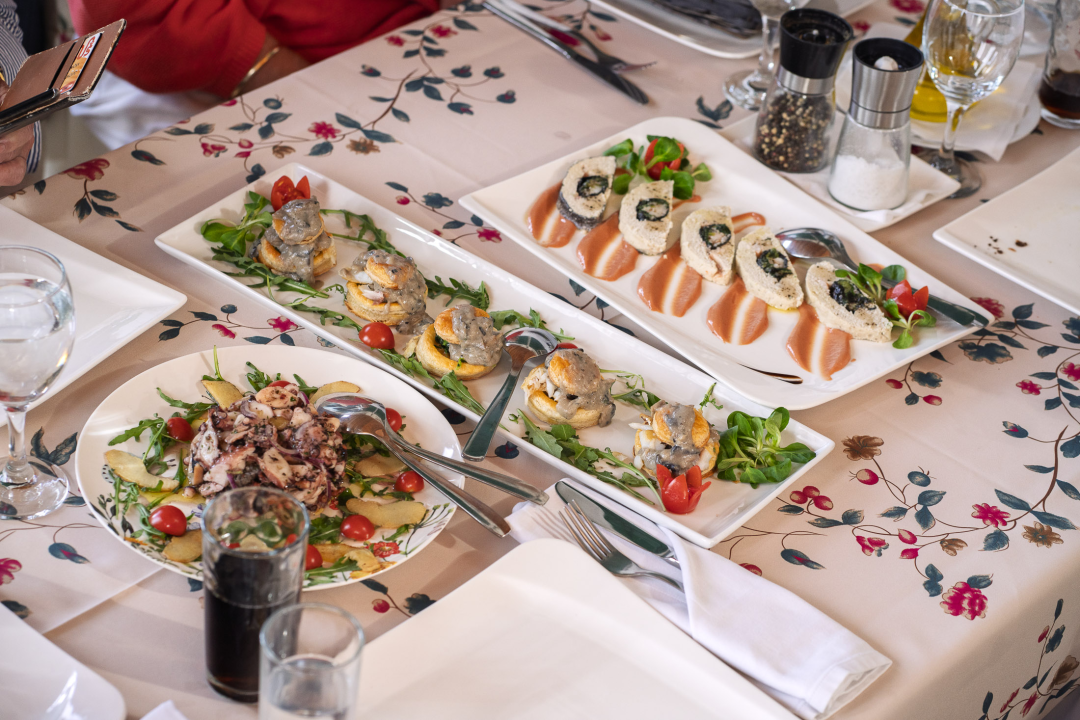 FOTO Petkom se u Konobi Oli uživa u dalmatinskoj spizi, pjesmi i odličnoj atmosferi!