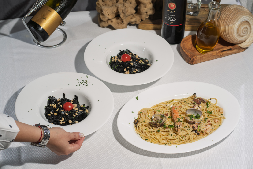 FOTO Petkom se u Konobi Oli uživa u dalmatinskoj spizi, pjesmi i odličnoj atmosferi!