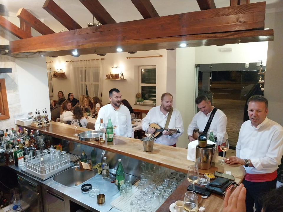 FOTO Petkom se u Konobi Oli uživa u dalmatinskoj spizi, pjesmi i odličnoj atmosferi!