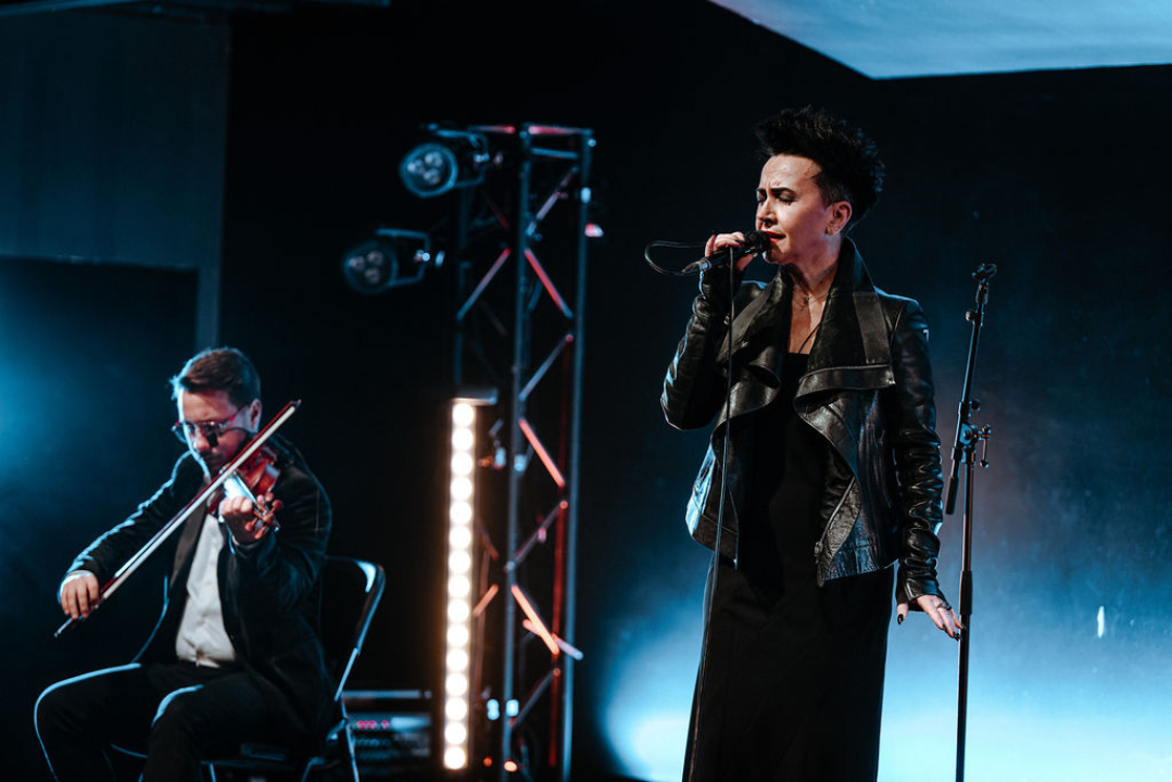 Amira Medunjanin otvorila novu sezonu u Kući umjetnosti Arsen, publika ju nagradila dugotrajnim pljeskom