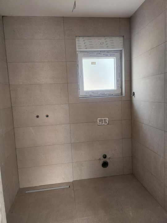 Prodaje se moderan stan s vrtom u Vodicama – novogradnja u mirnoj ulici blizu centra!