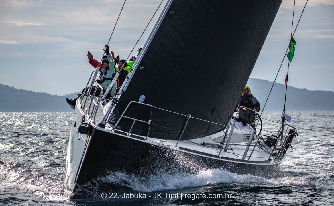Jedriličarski spektakl u Vodicama: Zlatni olimpijac Fantela i Scorpio pokorili 22. Jabuku