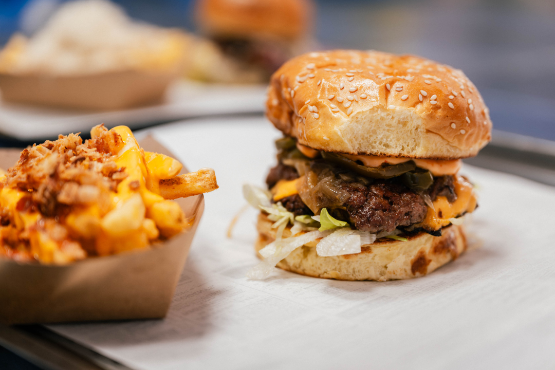 FOTO ŠIZZ je novi gastro 'hotspot' koji će osvojiti sve ljubitelje vrhunskih smash burgera!