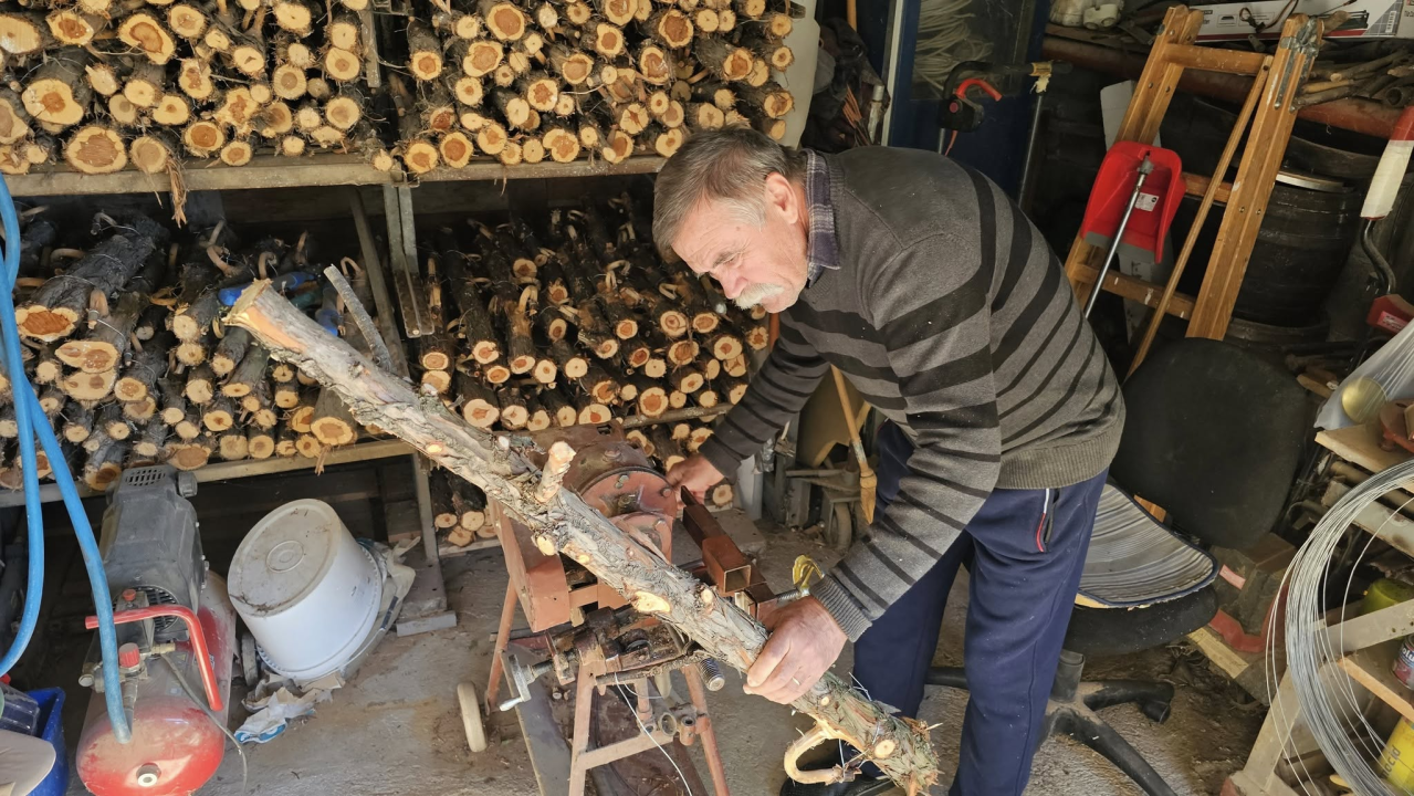 Ivan Tomić izrađuje susak.