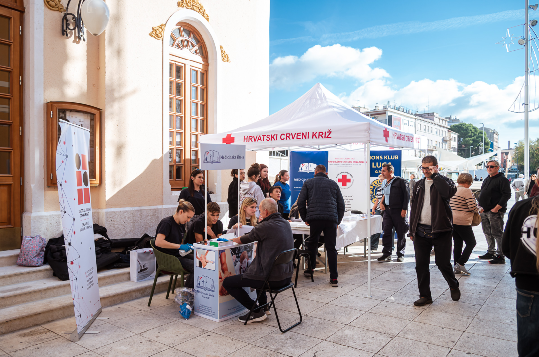 Dan šećerne bolesti: Učenici Medicinske škole Šibenčanima mjerili krvni tlak i šećer 