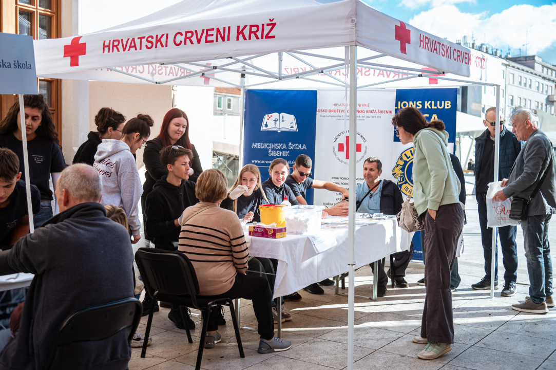Dan šećerne bolesti: Učenici Medicinske škole Šibenčanima mjerili krvni tlak i šećer 