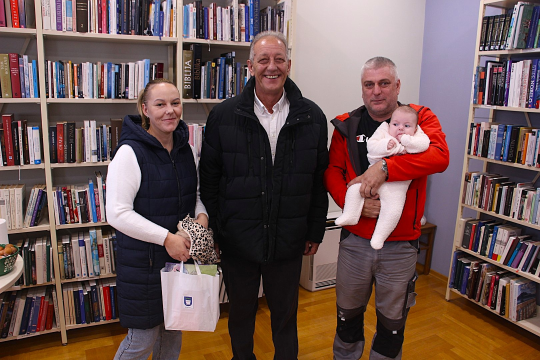 FOTO Zadnjih mjeseci u Vodicama rođeno 30 djece, njih i njihove roditelje primio je gradonačelnik