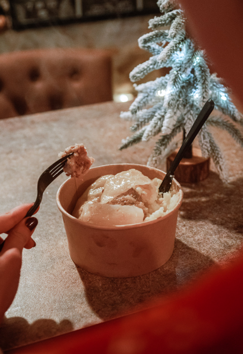 FOTO Doživite tribunjsku blagdansku čaroliju: Stray Cat donosi božićni ugođaj uz tople napitke i domaće delicije! 