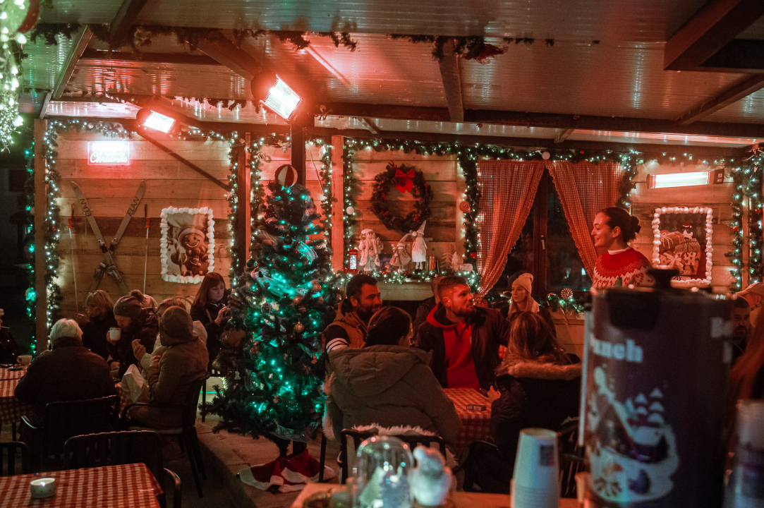 FOTO Doživite tribunjsku blagdansku čaroliju: Stray Cat donosi božićni ugođaj uz tople napitke i domaće delicije! 
