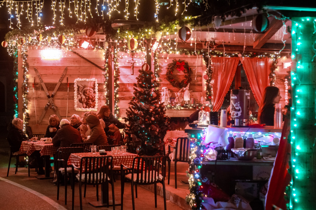 FOTO Doživite tribunjsku blagdansku čaroliju: Stray Cat donosi božićni ugođaj uz tople napitke i domaće delicije! 