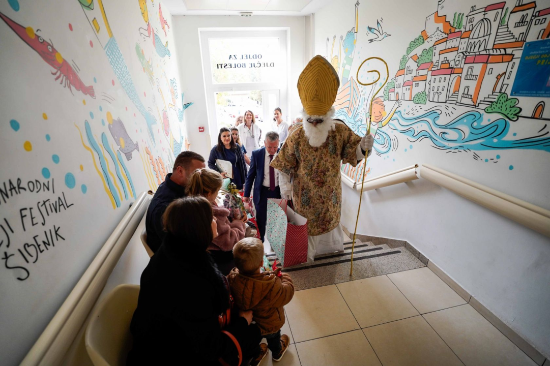 Župan Rakić u ulozi sv. Nikole: Uz darove za najmlađe pokazao i svoju drugu, humaniju stranu