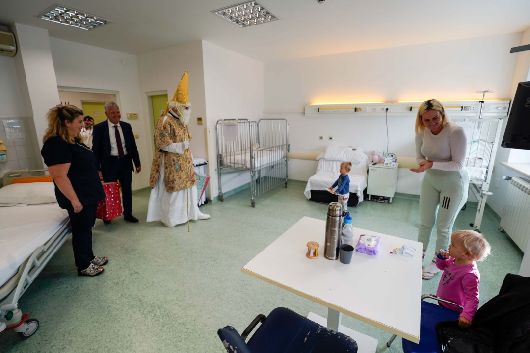 Gradonačelnik Burić u pratnji sv. Nikole obišao Odjel pedijatrije i razveselio mališane
