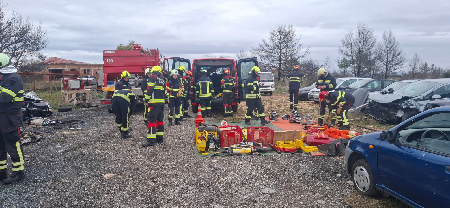 Pirovački vatrogasci spremni za nove izazove, završena edukacija za spasilačke alate