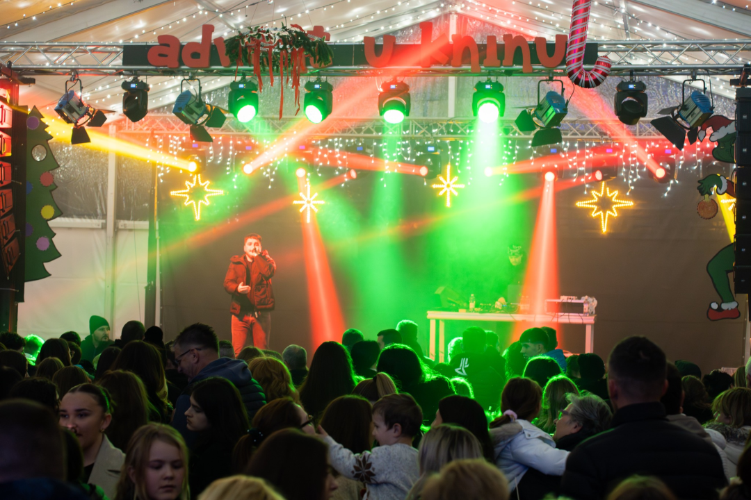 Otvoren Kraljevski advent u Kninu: Peki oduševio publiku, najmlađi uživali na klizalištu