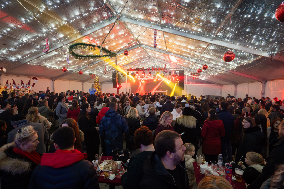 Otvoren Kraljevski advent u Kninu: Peki oduševio publiku, najmlađi uživali na klizalištu