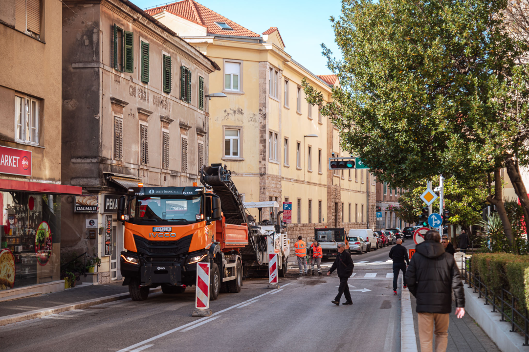 FOTO Vozači upozoravali na problem u središtu Šibenika, radovima koji su u tijeku trebao bi biti riješen