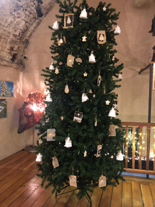 Članovi zatonske knjižnice i Udruge Aurora zajedno ukrasili jelku u Azimutu