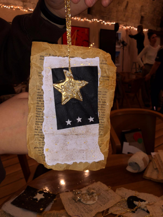 Članovi zatonske knjižnice i Udruge Aurora zajedno ukrasili jelku u Azimutu