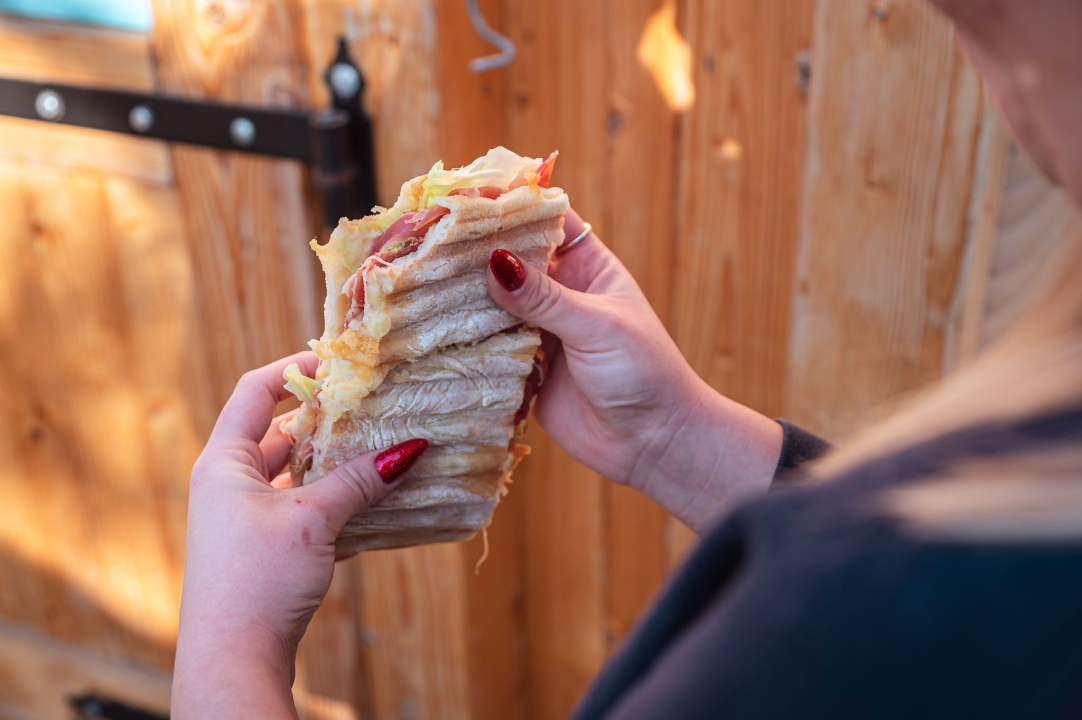 FOTO Novi šibenski street food: Broot Al’ No.1 donosi gotova jela, slasne sendviče i svjetski hit – spud bud krumpir! 