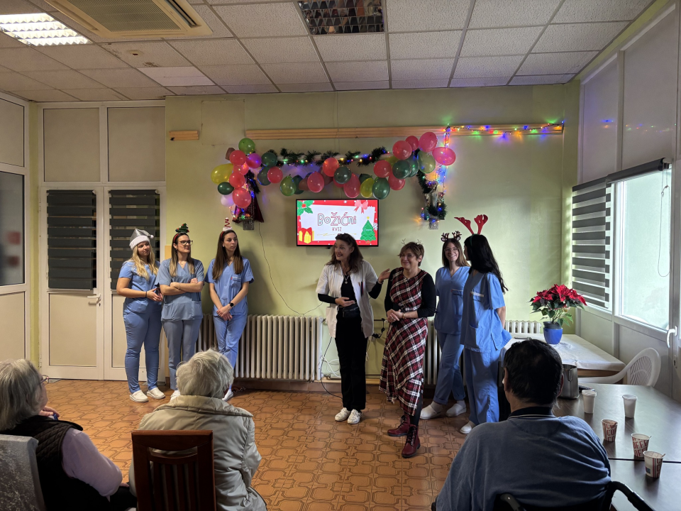 Učenici Medicinske škole razveselili štićenike Cvjetnog doma zabavnim božićnim programom