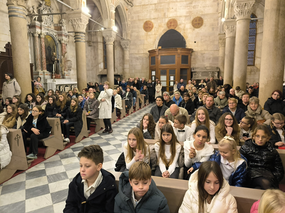 Betlehemsko svjetloobasjalo šibensku Katedralu: Skauti i dječji zborovi u srcu adventa