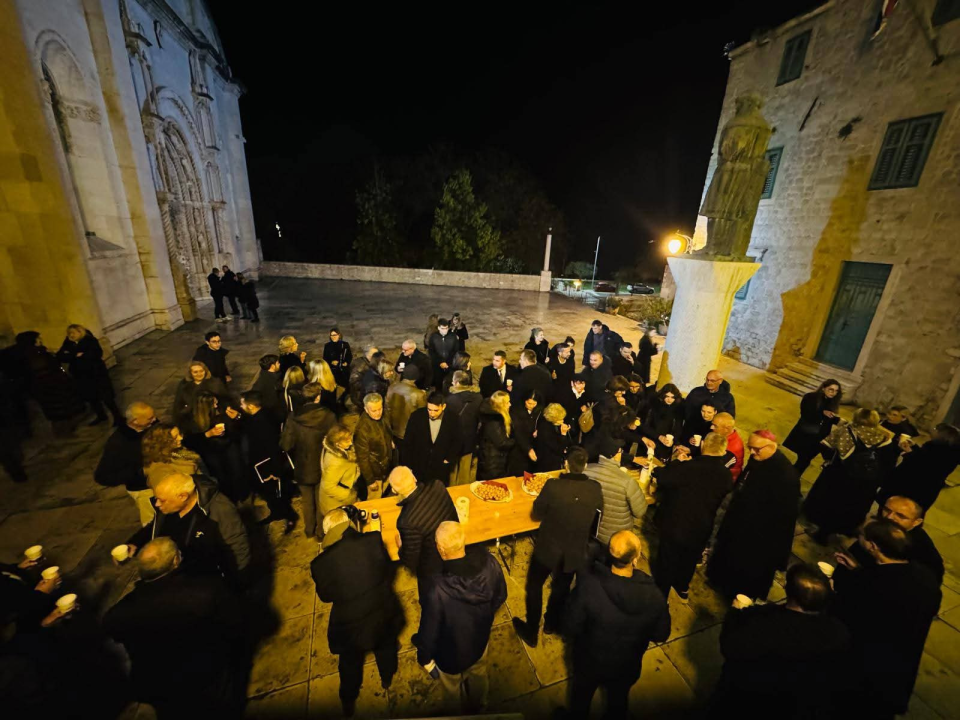 Stoljetni običaj živ i danas: U ponoć zazvonila šibenska zvona i najavila Božić