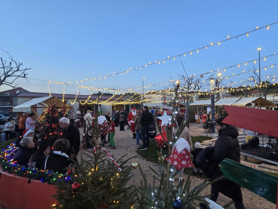 Humanitarni advent u Jezerima okupio mještane i posjetitelje