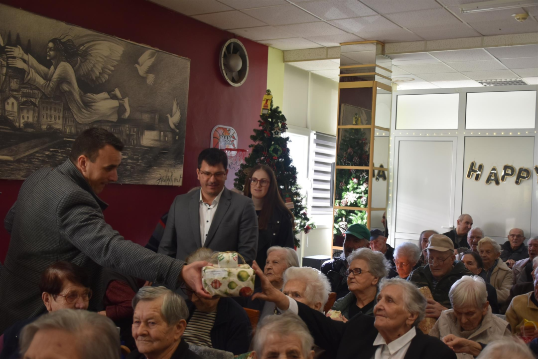 Župan Paško Rakić u blagdanskom posjetu korisnicima Cvjetnog doma