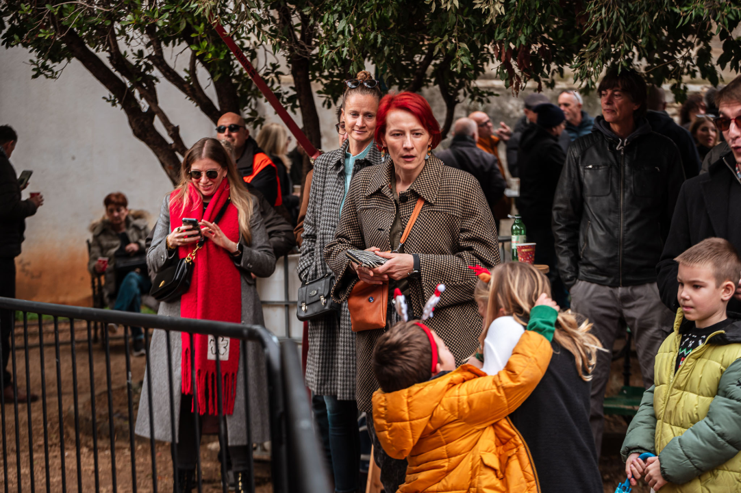 Badnjak u Šibeniku i ove godine uz savršeni soundtrack: Fenixi zapalili park