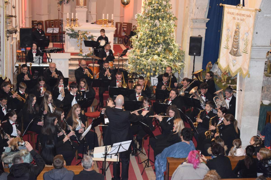 Koncert Puhačkog orkestra Primošten oduševio publiku